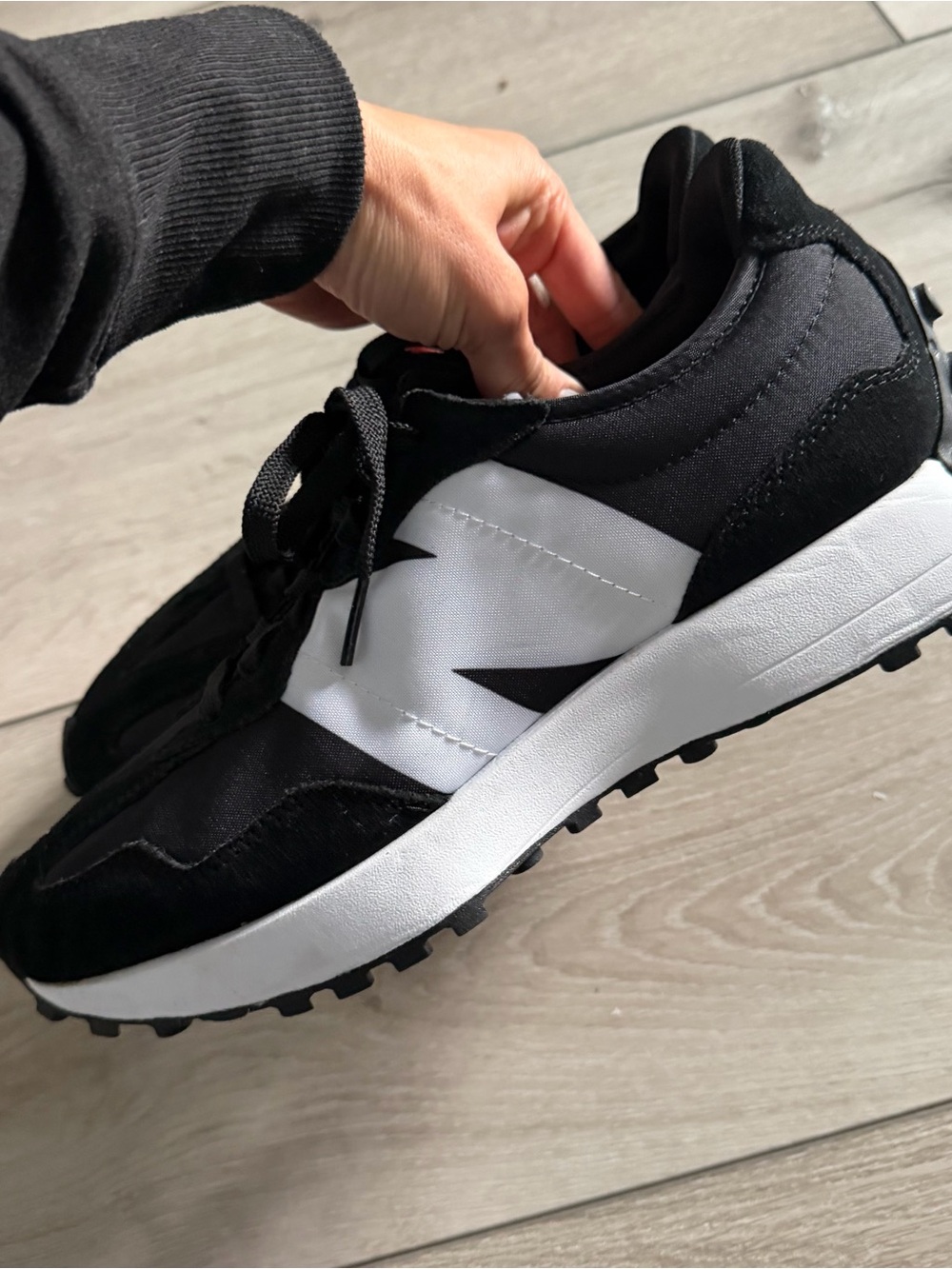 New Balance 327 Sneakers Black White Men’s Size 9.5 Retro Sport Style